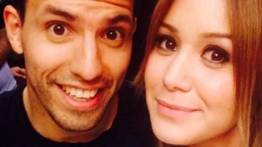 Entre goles y canciones, el amor entre el Kun y la Princesita no para de crecer.