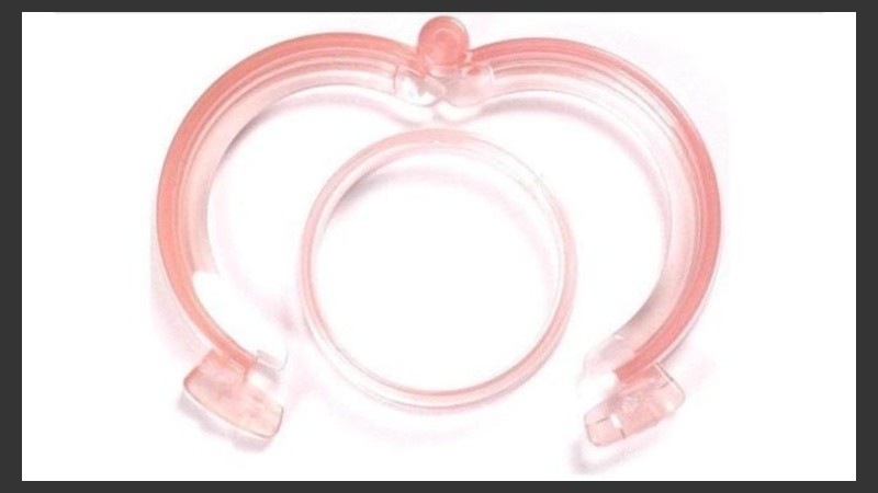 Se trata de un aparato esterilizado con forma de anillo y para un único uso.