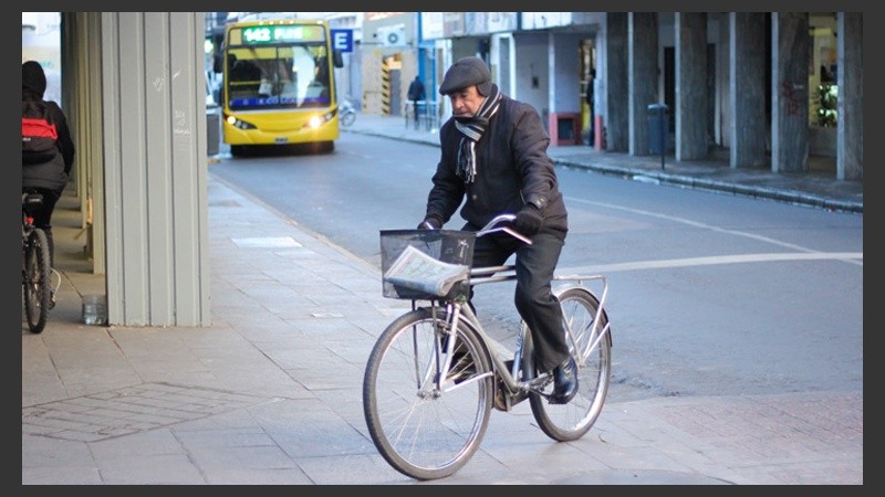 Gorro, guantes, bufanda y una campera abrigada. La elección de este hombre para agarrar la bici.