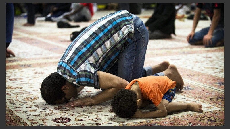 Creyentes en París participan de la tercera oración de la tarde en una mezquita del Instituto Sociocultural de Musulmanes.