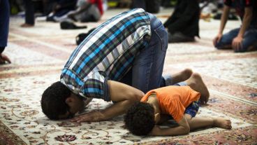 Creyentes en París participan de la tercera oración de la tarde en una mezquita del Instituto Sociocultural de Musulmanes.