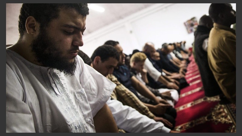 Musulmanes en posición de oración en un mes tan especial para los creyentes de esa religión.