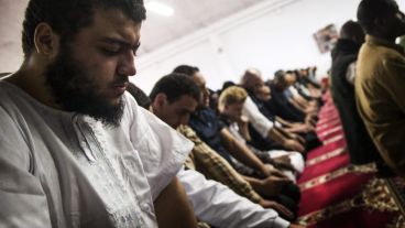 Musulmanes en posición de oración en un mes tan especial para los creyentes de esa religión.