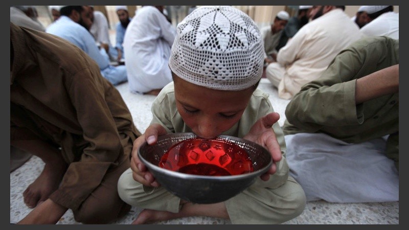 Un niño repone fuerzas tras la celebración del primer día del Ramadán en Peshawar, Pakistán.