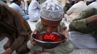 Un niño repone fuerzas tras la celebración del primer día del Ramadán en Peshawar, Pakistán.