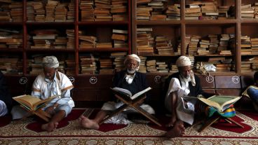 Lectura y oración de tres fieles en Yemen.