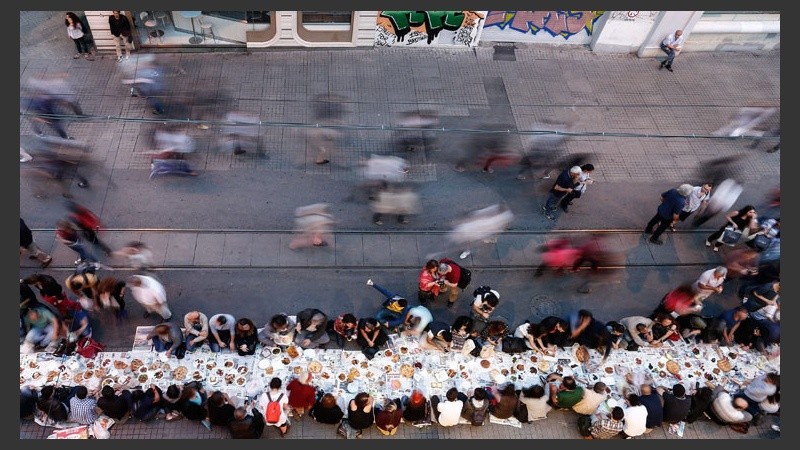 En Estambúl, Turquía, personas rompen su ayuno en el primer día del Ramadán.