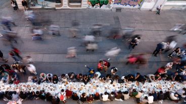 En Estambúl, Turquía, personas rompen su ayuno en el primer día del Ramadán.