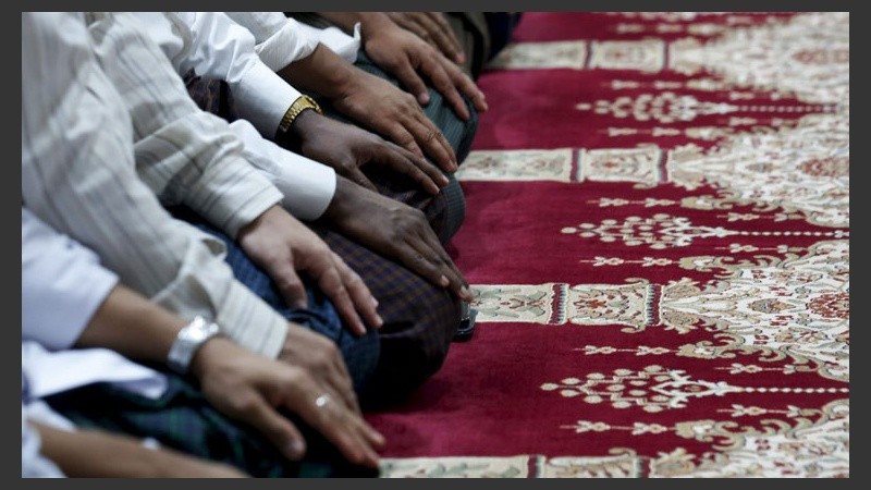 Personas en posición de oración en Turquía. La tradición indica un mes de ayuno durante el alba hasta que se pone el sol.