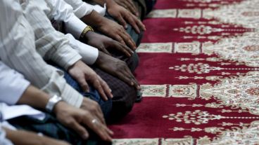 Personas en posición de oración en Turquía. La tradición indica un mes de ayuno durante el alba hasta que se pone el sol.