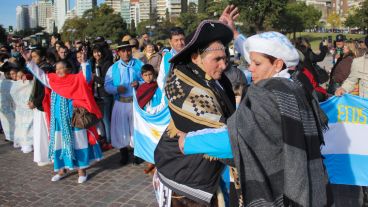 Todo celeste y blanco. Mucha gente se acercó desde temprano al Monumento para celebrar el Día de la Bandera.