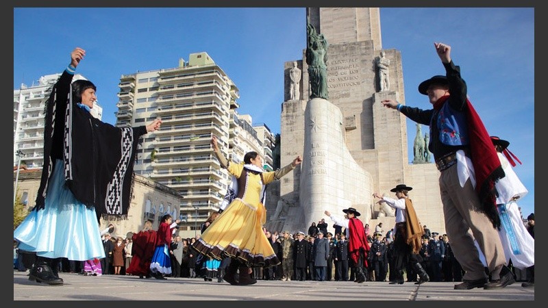 Se bailó chacareras frente al Monumento este sábado por la mañana.