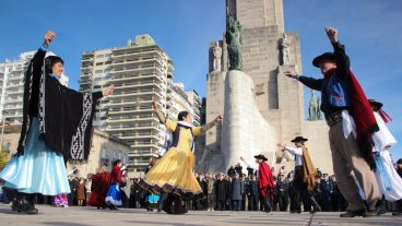 Se bailó chacareras frente al Monumento este sábado por la mañana.
