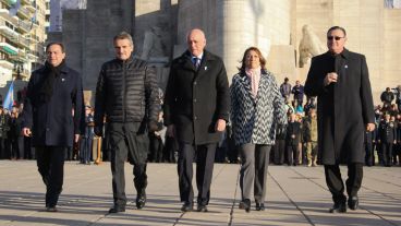 Zamarini, Rossi, Bonfatti, Fein y el arzobispo Martín encabezaron el izamiento.