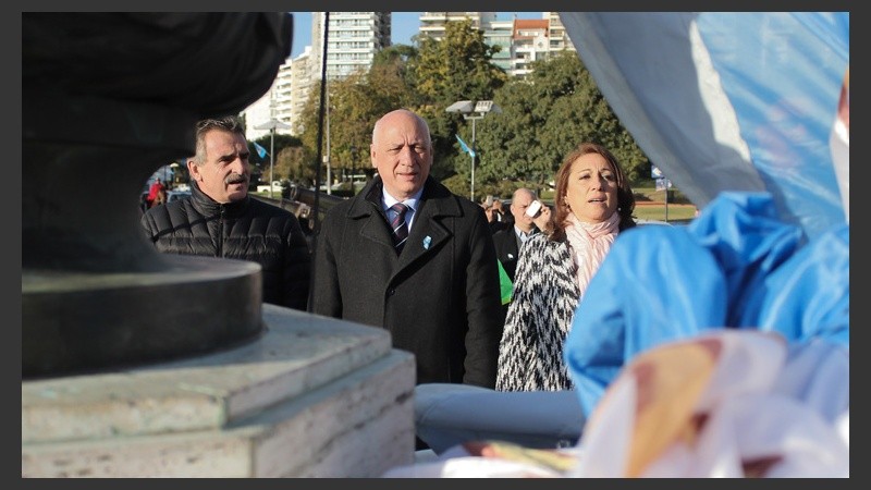 El Ministro de Defensa, Agustín Rossi, junto al gobernador Bonfatti y la intendenta Fein durante el izamiento.