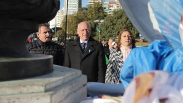 El Ministro de Defensa, Agustín Rossi, junto al gobernador Bonfatti y la intendenta Fein durante el izamiento.