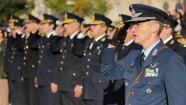 Representante de fuerzas públicas durante el Himno Nacional.