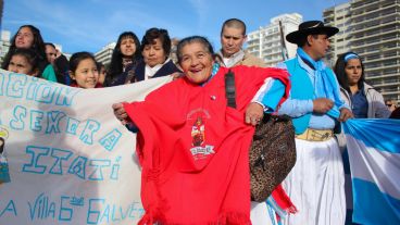 Una señora sonríe frente a cámara este sábado Día de la Bandera.