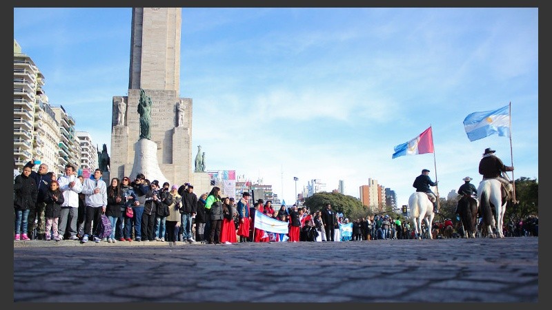 Diferentes agrupaciones gauchas hicieron una pasada frente al Monumento.