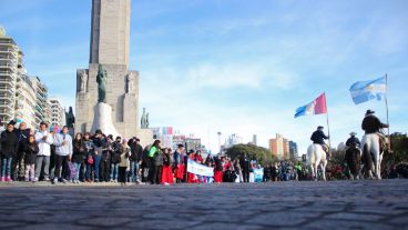 Diferentes agrupaciones gauchas hicieron una pasada frente al Monumento.