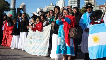 A pesar del frío, mucha gente se acercó desde temprano.