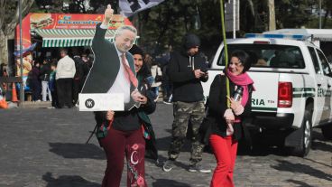 Una chica sostiene un cartel de Néstor Kirchner. Hubo mucha militancia K.