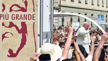 El Papa durante una recorrida por Torino.