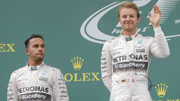 Rosberg festejó en el podio junto al segundo, Felipe Massa.