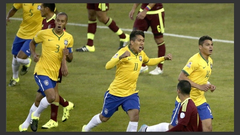 Thiago Silva encabeza la fila del festejo tras su gol.