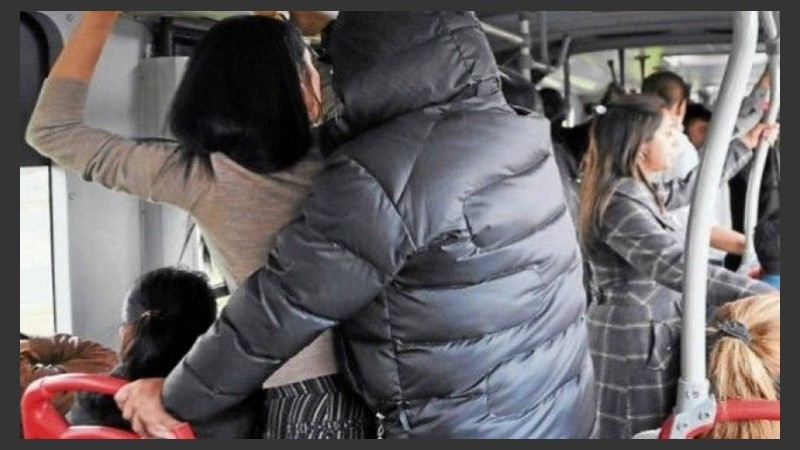 El acoso sexual puede suceder en el transporte urbano.