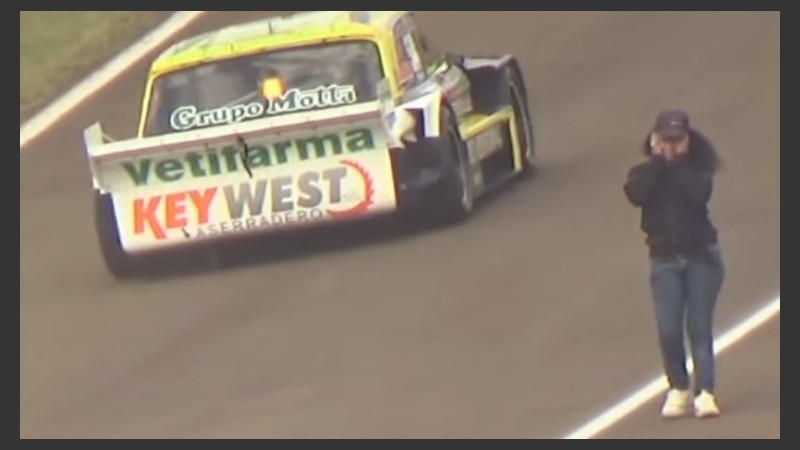 La mujer entró a la pista y nadie podía creerlo.