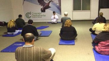 Los empleados en su primera sesión de yoga en el Concejo Deliberante cordobés.