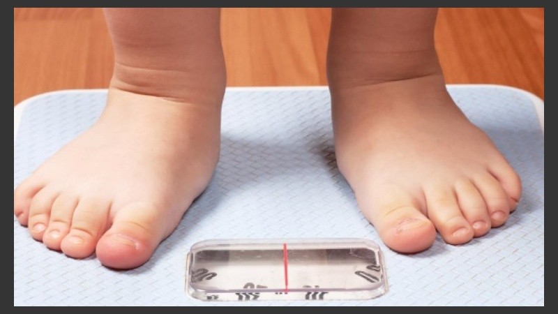 En los lactantes y los niños que están creciendo, la obesidad se mide según los 