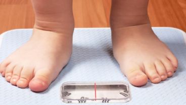En los lactantes y los niños que están creciendo, la obesidad se mide según los "patrones de crecimiento infantil" de la OMS.