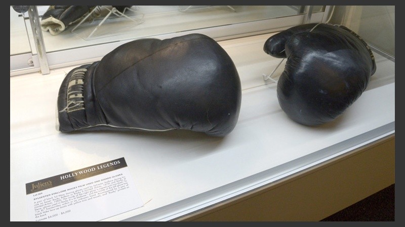 Subastan objetos de leyendas de Hollywood. En foto, los guantes de boxeo usados por el actor Sylvester Stallone en la película Rocky.
