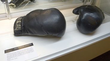 Subastan objetos de leyendas de Hollywood. En foto, los guantes de boxeo usados por el actor Sylvester Stallone en la película Rocky.