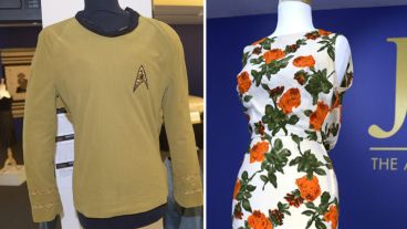 Izq: la camiseta de la serie original Star Trek. Der: el vestido usado por la actriz estadounidense Marilyn Monroe en la película "Something's Got to Give".