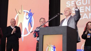 Lifschitz saluda a los militantes. Bonfatti lo observa.