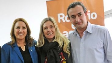 La intendenta junto a María Eugenia Schmuck y Pablo Javkin.