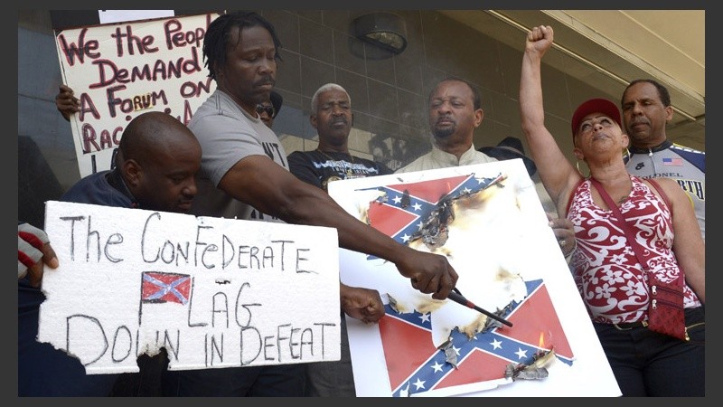 Un grupo de activistas piden al Gobierno local que prohíban la bandera confederada, que es símbolo de la esclavitud y la supremacía blanca.