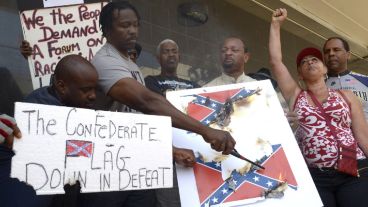 Un grupo de activistas piden al Gobierno local que prohíban la bandera confederada, que es símbolo de la esclavitud y la supremacía blanca.