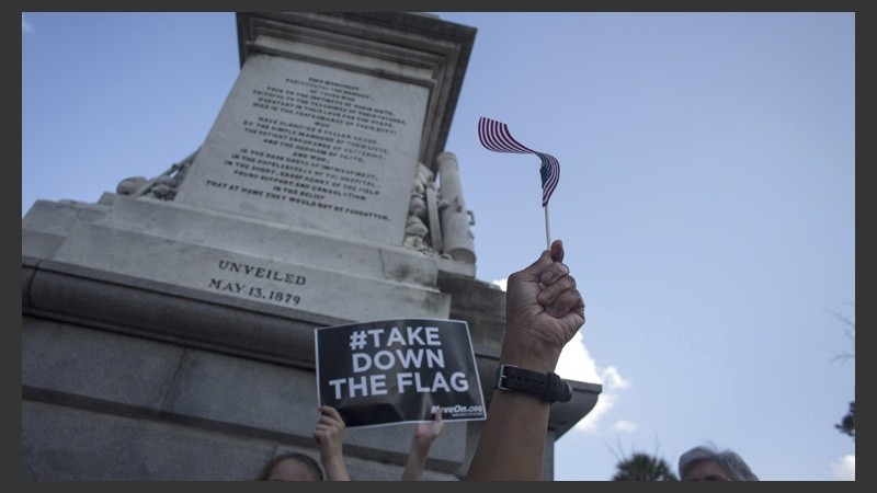 La bandera se encuentra flameando en varias entidades del Estado, como la Casa de Gobierno de Carolina del Sur en la localdiad de Columbia. Allí hubo protestas.