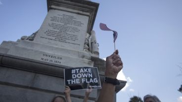 La bandera se encuentra flameando en varias entidades del Estado, como la Casa de Gobierno de Carolina del Sur en la localdiad de Columbia. Allí hubo protestas.