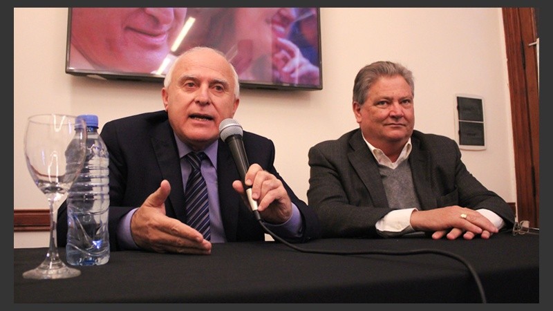 Miguel Lifschitz y su vice, Carlos Fascendini, durante la charla con los medios.