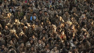 Cientos de creyentes en este ritual en el país asiático.