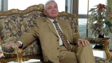 Romay fue productor de televisión y empresario teatral, además de locutor. Había nacido San Miguel de Tucumán, el 20 de enero de 1927.