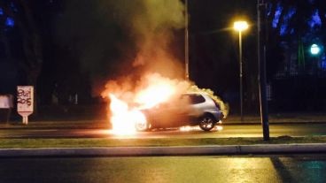 El auto en llamas esta mañana en avenida Belgrano.