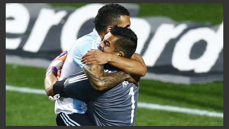 Los héroes: Tévez se abraza a Romero.