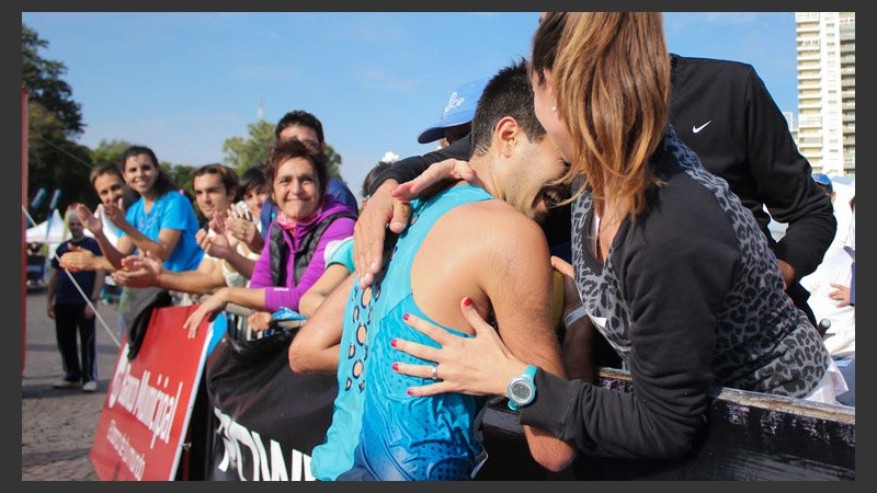 Maratón de la Bandera: el gran ganador, Lucas Bagaloni, emocionado junto a su familia. (Alan Monzón/Rosario3.com)