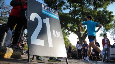 La mitad del recorrido. 42 kilómetros fue la categoría más importante que se corrió. (Alan Monzón/Rosario3.com)